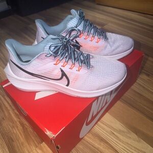 NIKE brand new AIR ZOOM Athletic Sneakers 7.5